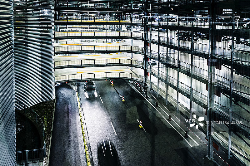 夜间多层停车场图片素材