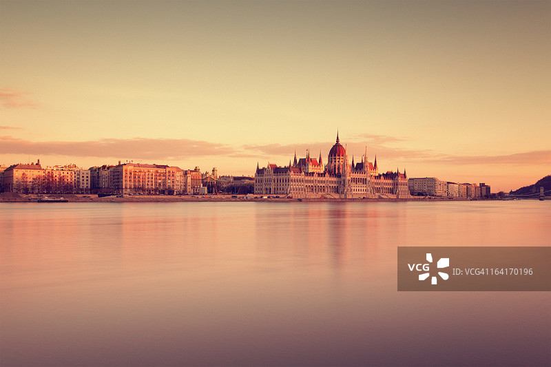 日落下的匈牙利国会大厦图片素材