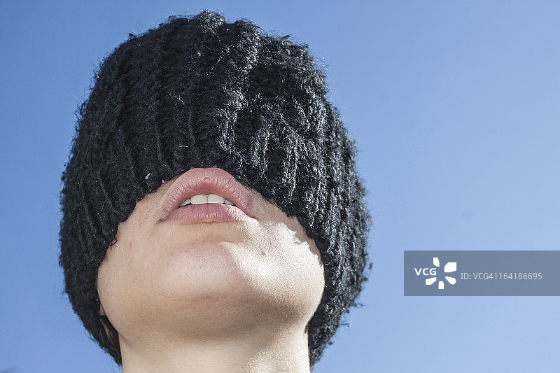 乌拉圭蒙得维的亚，戴帽女孩抬头肖像图片素材