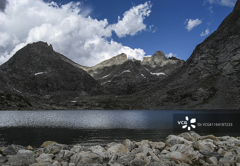 美国怀俄明州小邦纳维尔湖与南北双狮峰图片素材