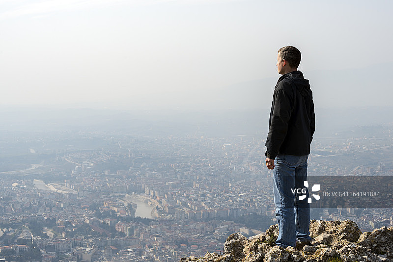 男子在山顶俯瞰土耳其安塔基亚市图片素材