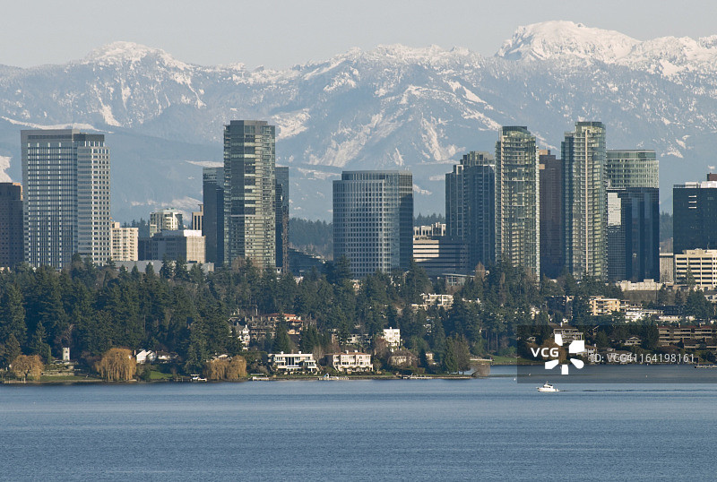 华盛顿湖和贝尔维尤市，远处是山脉图片素材