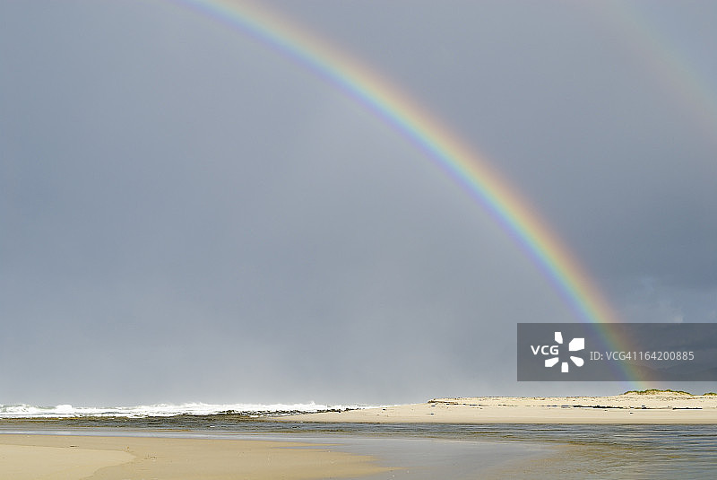 沙滩上眺望的海洋彩虹图片素材