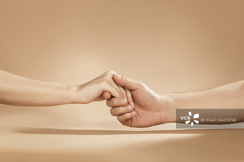 男人和女人在工作室牵手特写图片素材