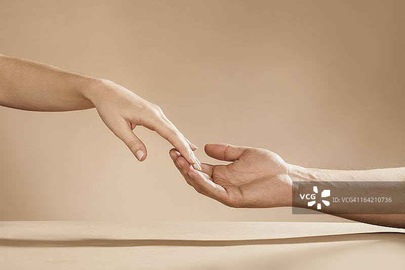 女士的手从男士的手中滑落图片素材