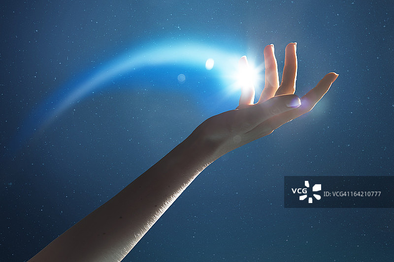 手拿发光的流星图片素材