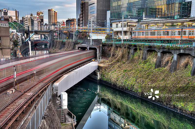 东京早高峰时段的列车图片素材