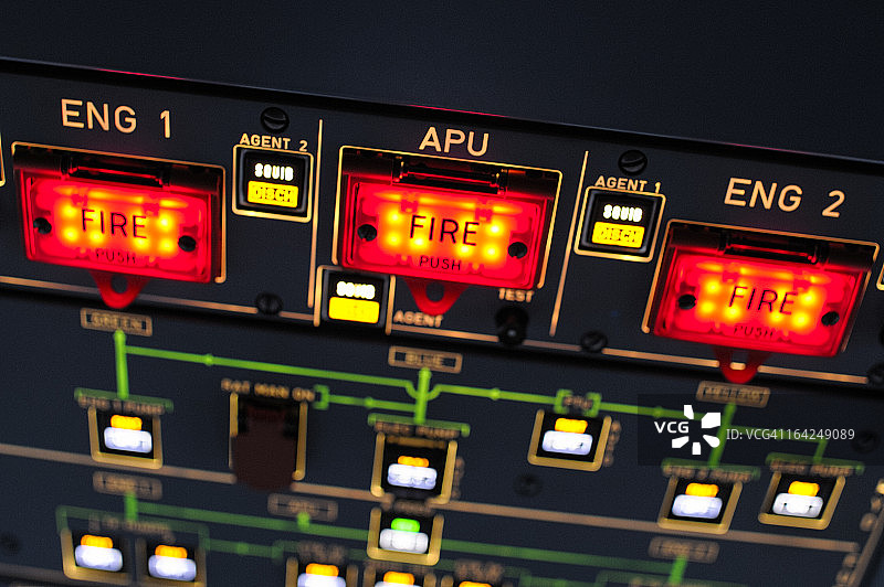 现代客机驾驶舱内的顶置面板图片素材