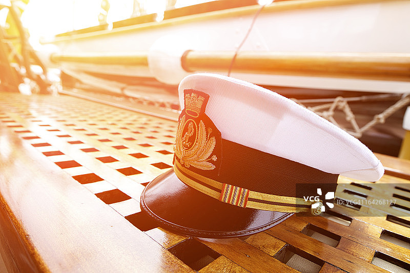 日落时分的船长帽图片素材