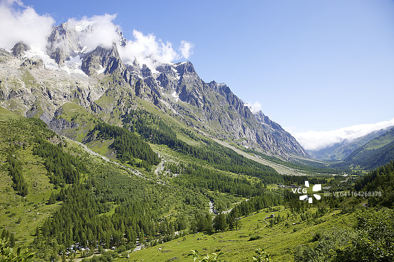 田园诗般的阿尔卑斯山谷图片素材