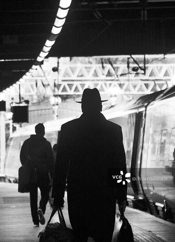 火车站的男人图片素材