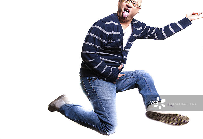 快乐跳跃的年轻人弹奏空气吉他图片素材