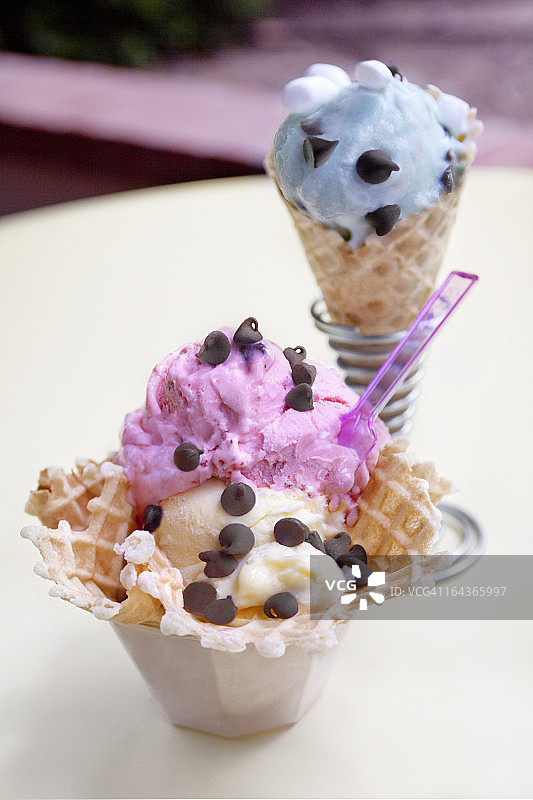 碗装薄荷巧克力碎芒果意式冰淇淋图片素材