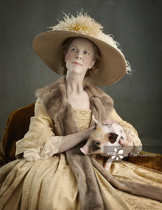 18世纪的女士抱着小猪图片素材