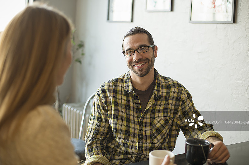 在高瀑镇名为“最后一口”的咖啡店和咖啡馆里，一男一女正在交谈图片素材