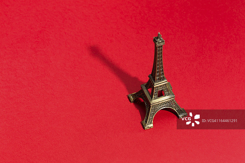 红色背景上的埃菲尔铁塔图片素材