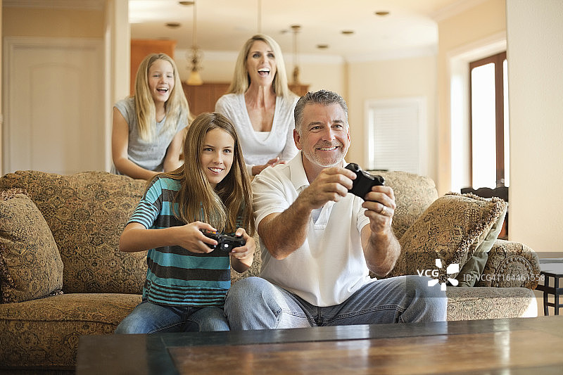 快乐的白人家庭玩电子游戏图片素材