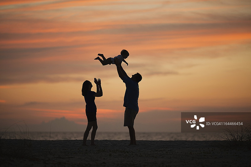 一家人在海滩上玩耍图片素材