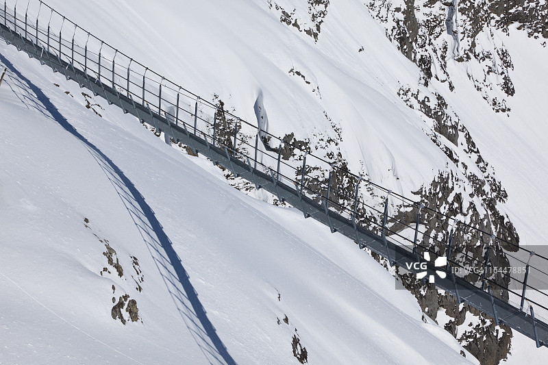 瑞士阿尔卑斯山上的天桥图片素材