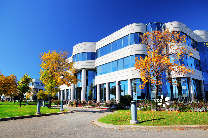 秋季色彩缤纷的企业大楼图片素材