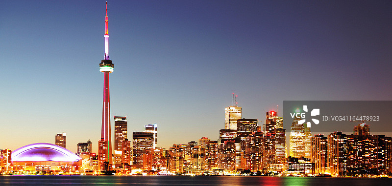 夜间照明的多伦多城市景观图片素材