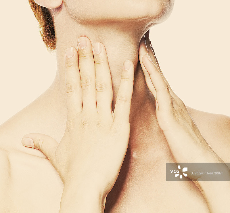 年轻女性喉咙急性疼痛图片素材