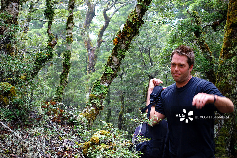 新西兰卡胡朗伊国家公园的徒步旅行者图片素材