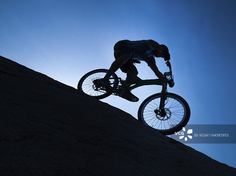 下坡山地自行车骑行者图片素材