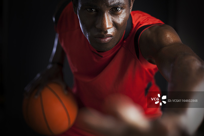 具有攻击性的篮球运动员图片素材