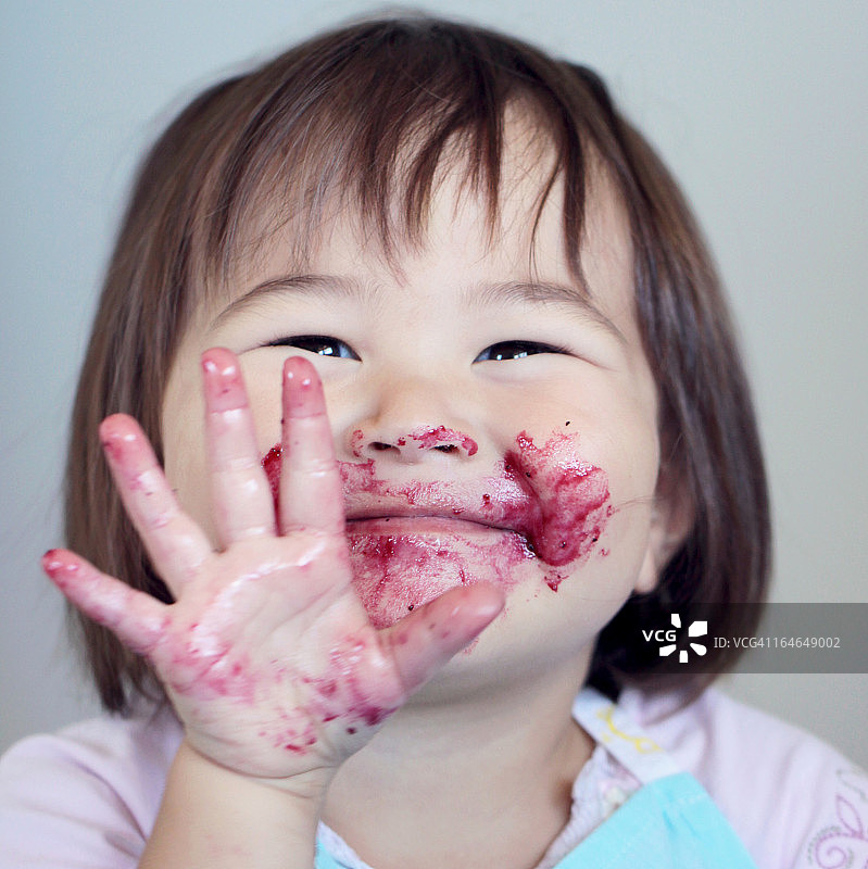 为自己是个邋遢的食客而自豪的小女孩图片素材