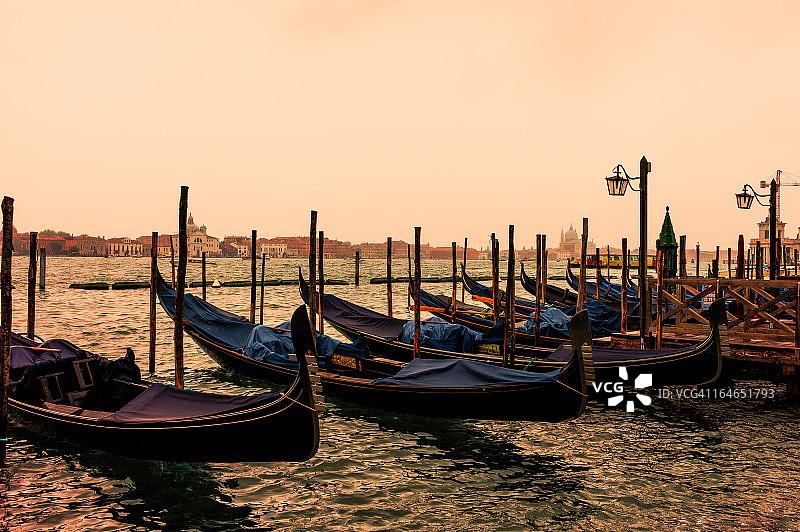黄昏时分的贡多拉图片素材