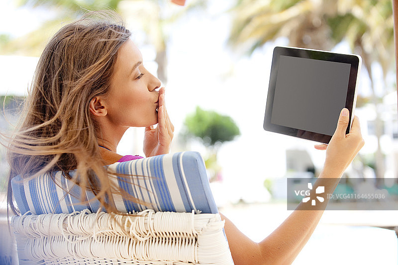 使用平板电脑进行视频通话图片素材