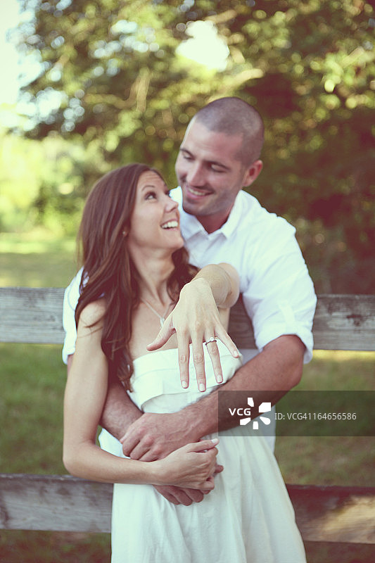 幸福情侣订婚钻戒公告图片素材