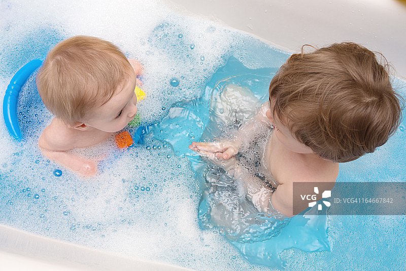 宝宝和幼儿一起洗澡图片素材