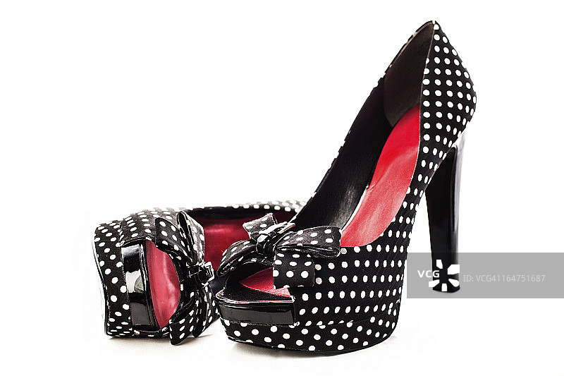 带白色圆点的黑色高跟鞋图片素材