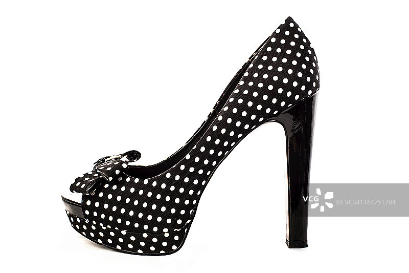 带白色圆点的黑色高跟鞋图片素材