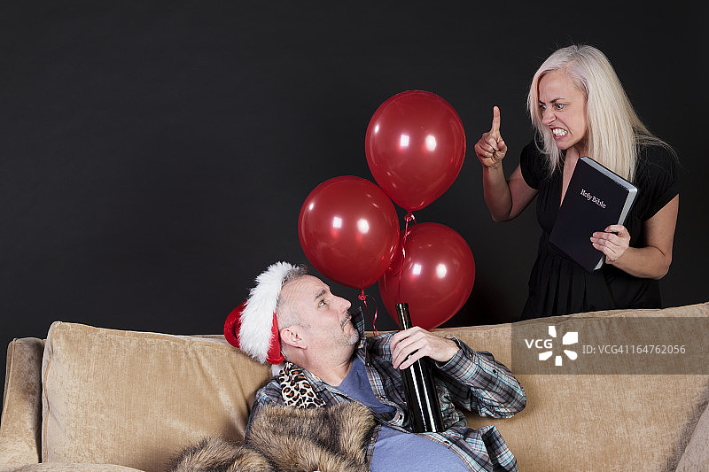 拿着圣经的愤怒的女人——横版图片素材