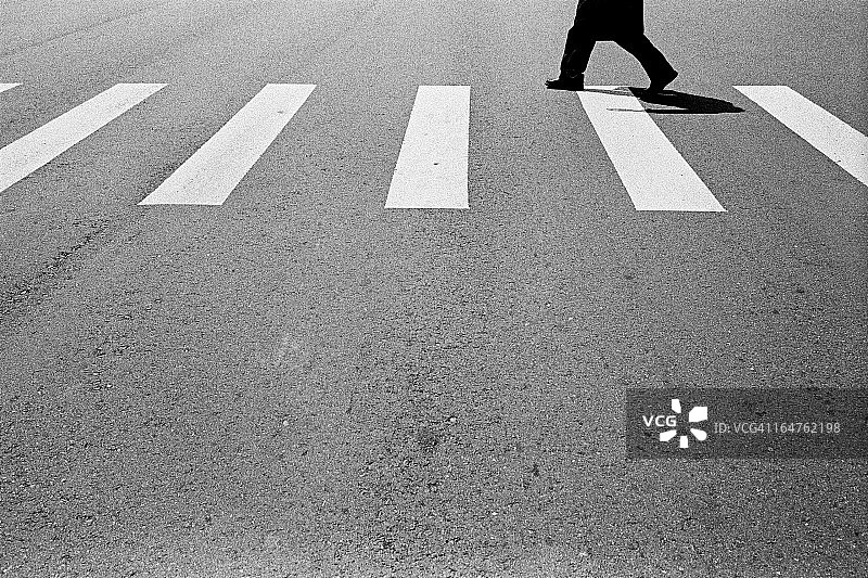 在斑马线上行走的人们图片素材