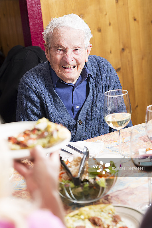 在披萨店里大笑的90岁老人图片素材