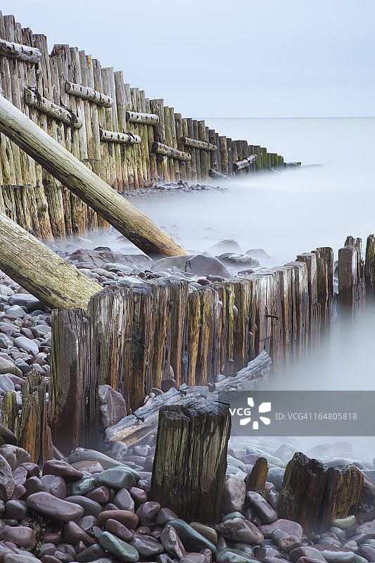 英国萨默塞特郡波洛克威尔的海堤图片素材