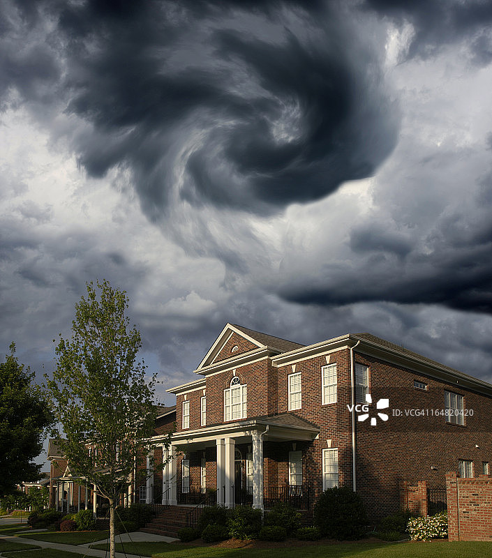 漏斗云笼罩在一排砖房之上图片素材