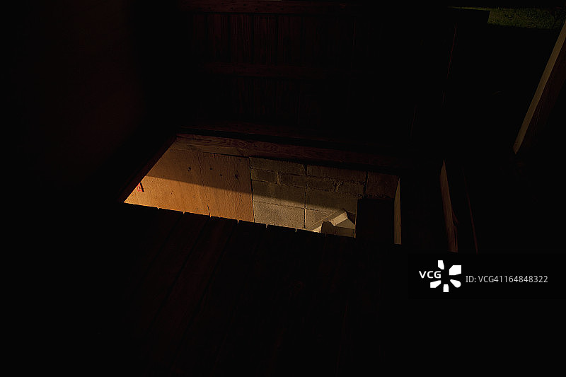 光线穿过门缝的黑暗阁楼图片素材