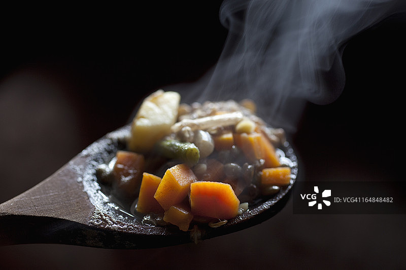 木勺上的蔬菜炖菜细节图片素材