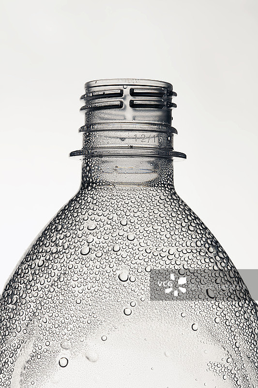 瓶身有冷凝水的无盖塑料水瓶图片素材