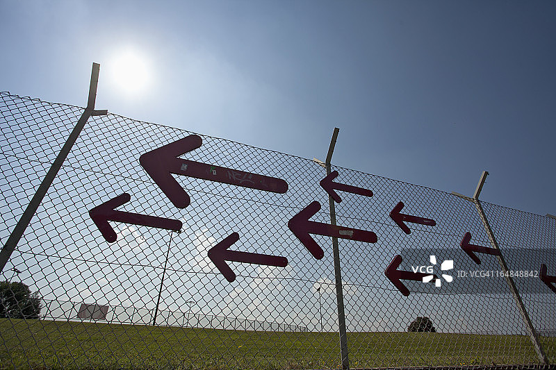 栅栏上的箭头图片素材