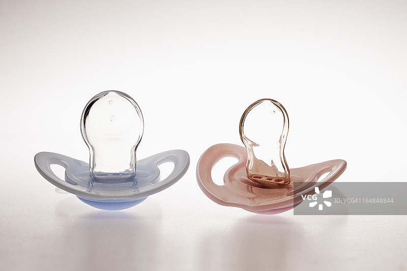 情侣奶嘴图片素材