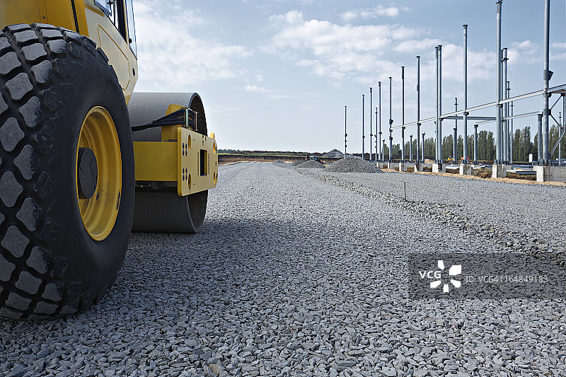 砂砾路上的压路机图片素材