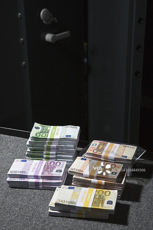 金库外桌子上堆放的大额欧元纸币图片素材