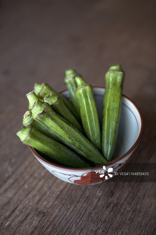 日式碗里的秋葵图片素材