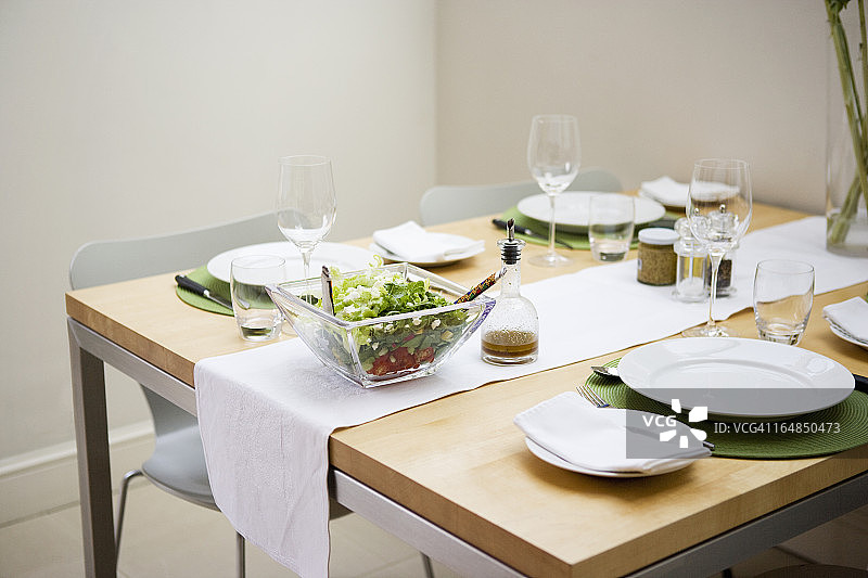 餐桌上的沙拉碗图片素材